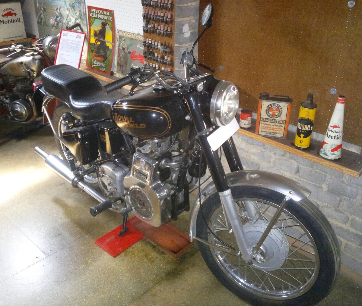 Royal Endfield, das British Motorrad stammt von 1972. Motomuseum Pavlikov beim Rakovnik. 2016:07:30