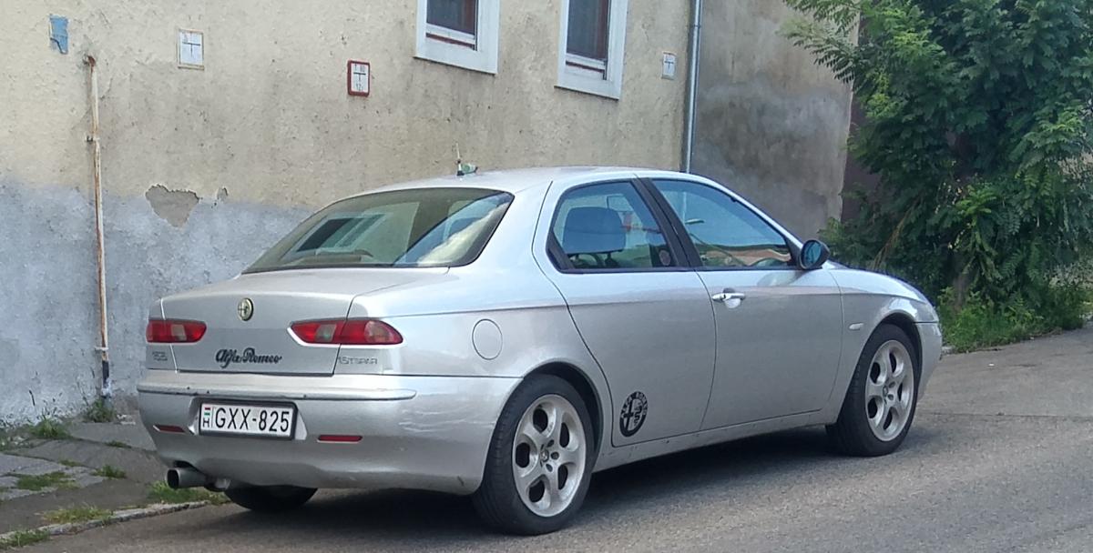 Rückansicht: Alfa-Romeo 156 in Pécs (HU), Sommer, 2019.
