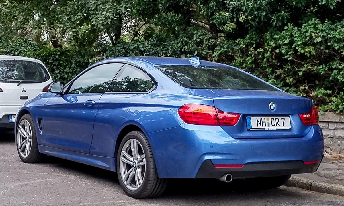 Rückansicht: blauer BMW 4 Coupé aufgenommen in Pécs (Ungarn), Spetember, 2019.