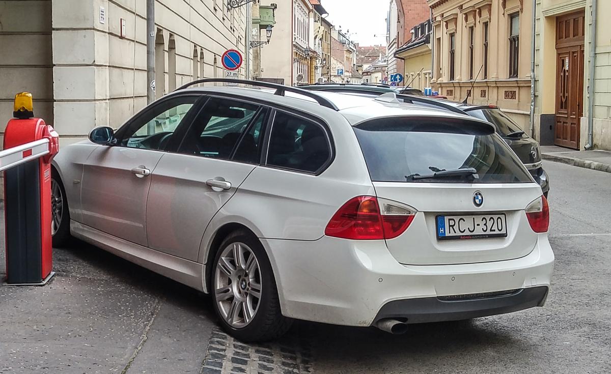 Rückansicht: BMW 320i (E90). Foto: 29.02.2020.