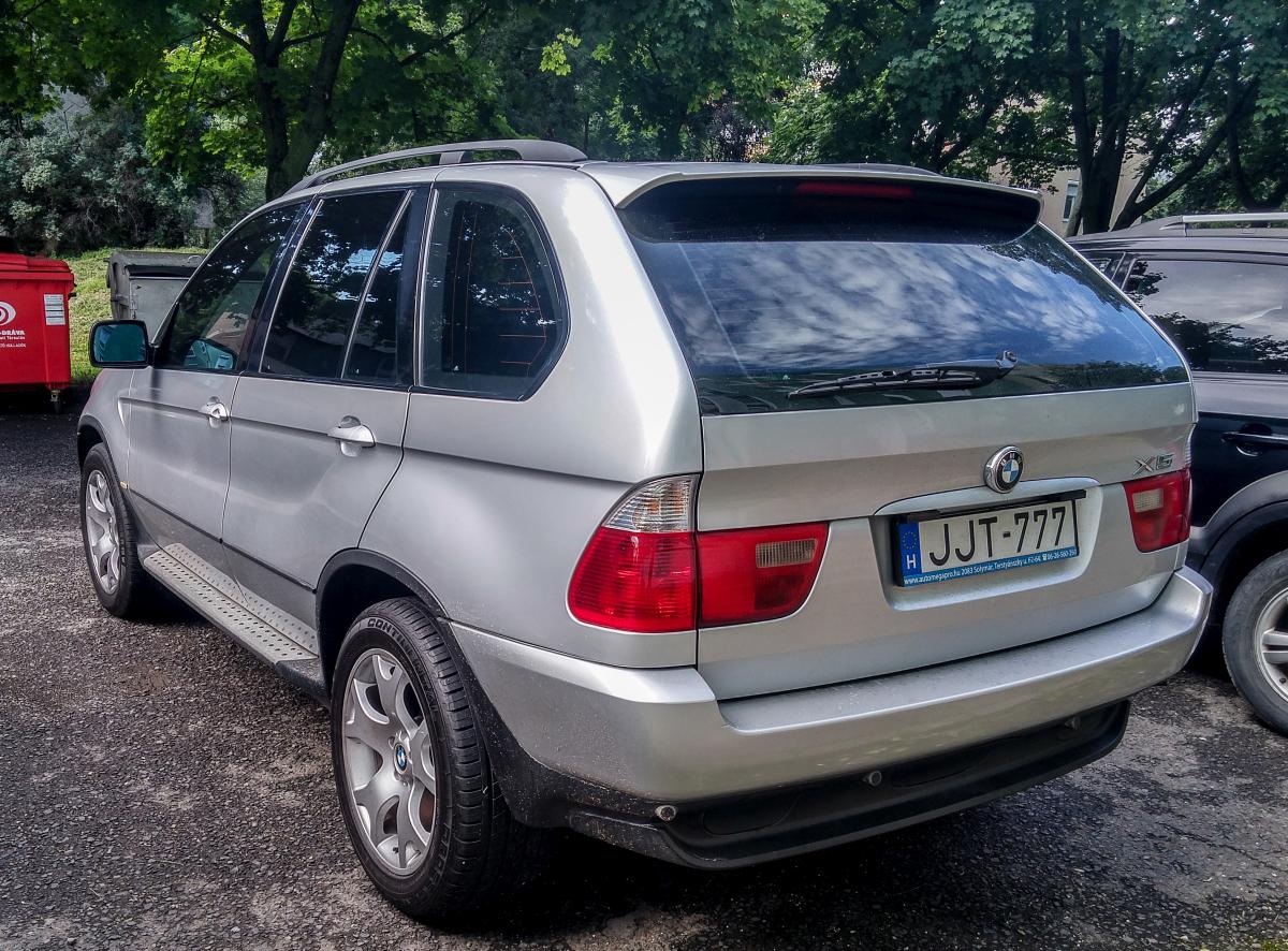 Rückansicht: BMW X5 der ersten Generation. Foto: Pecs (HU) Juli 2019.