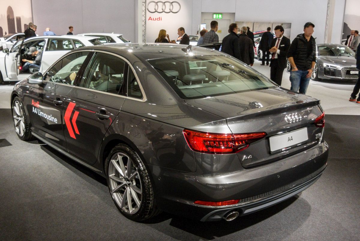 Rückansicht des 2016-er Audi A4, gesehen auf dem Auto Zürich, November 2015.
