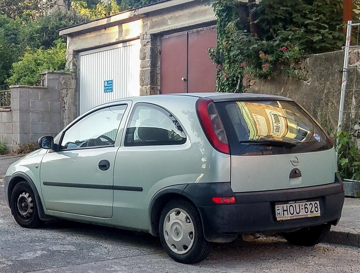 Rückansicht des Opel Corsa C. Foto: Pécs-HU, Sommer, 2019.