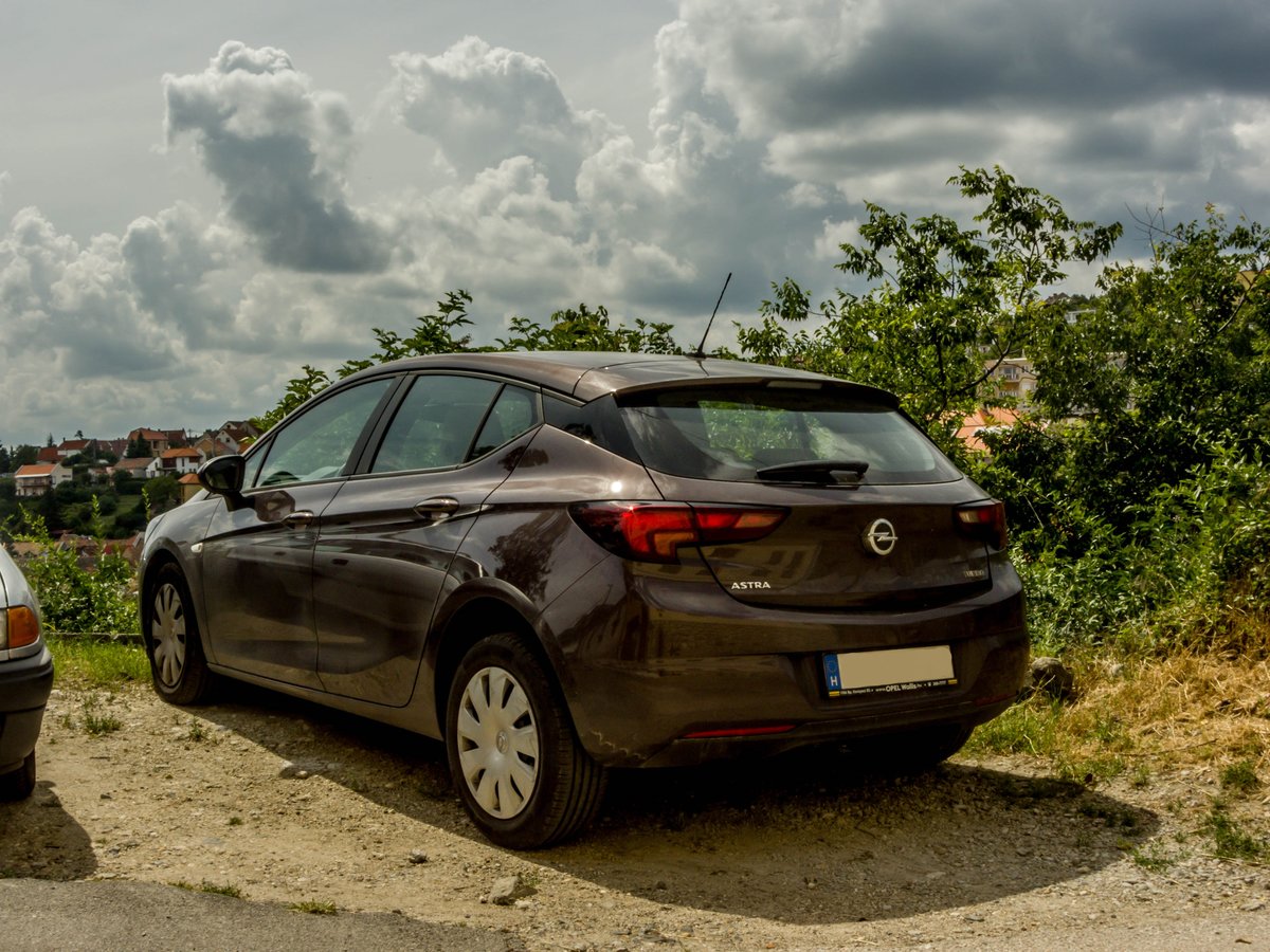Rückansicht eines brauen Opel Astra K. Aufnahmezeit: 11.06.2016.
