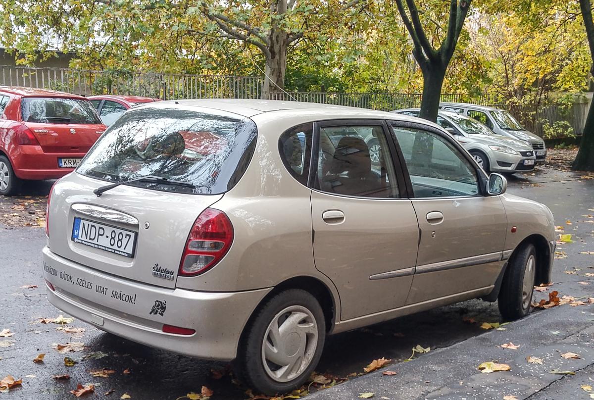 Rückansicht eines Daihatsu Sirion (M100, erste Generation). Foto: November, 2019