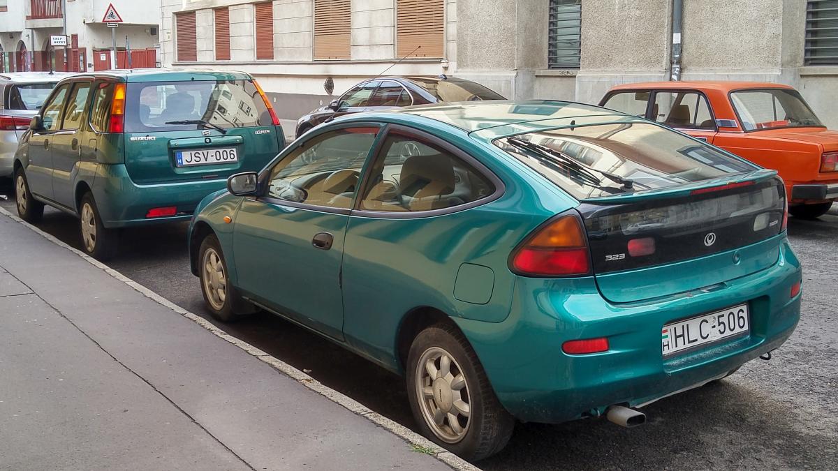 Rückansicht eines Mazda 323 Coupé. Foto: Sommer, 2019, Budapest