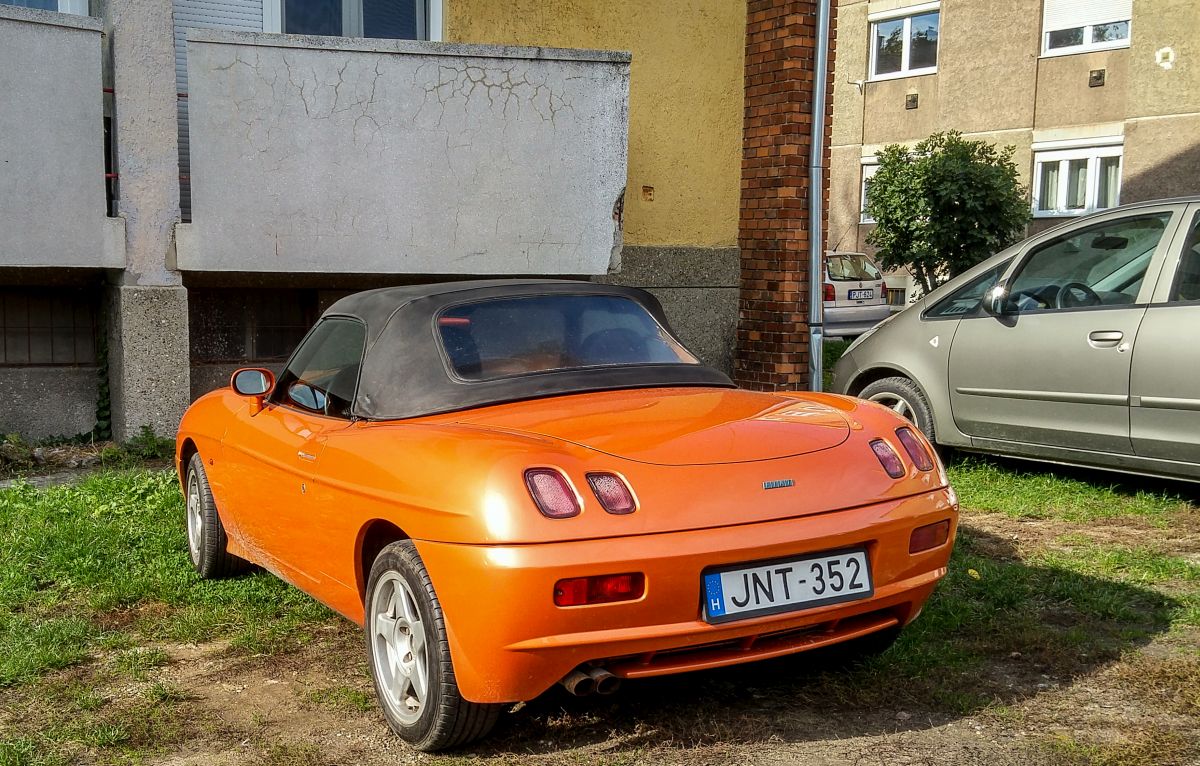 Rückansicht: Fiat Barchetta in Orange. Foto: November 2020.