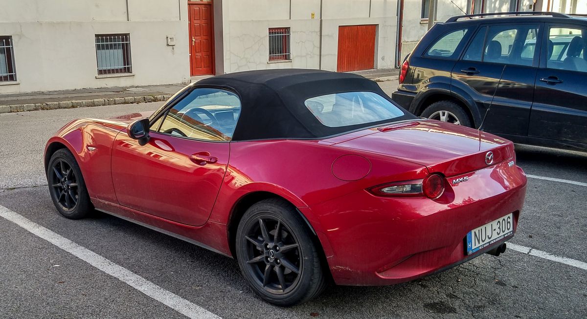 Rückansicht: Mazda MX-5 ND (Soul Red) gesehen in Oktober 2020.