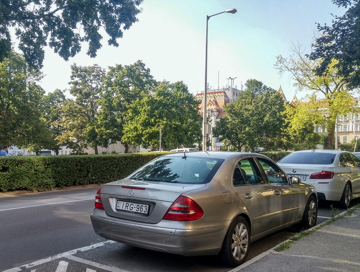 Rückansicht: Mercedes-Benz E-Klasse W211, fotografiert in Sommer, 2019 (Pécs, HU).