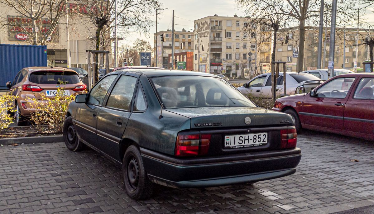 Rückansicht: Opel Vectra A Sedan, gesehen in Januar, 2022.