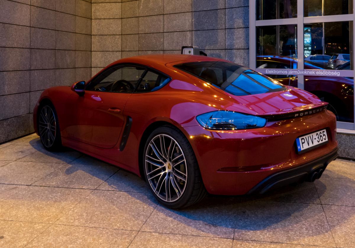 Rückansicht: Porsche Cayman. Foto: Budapest, September, 2019