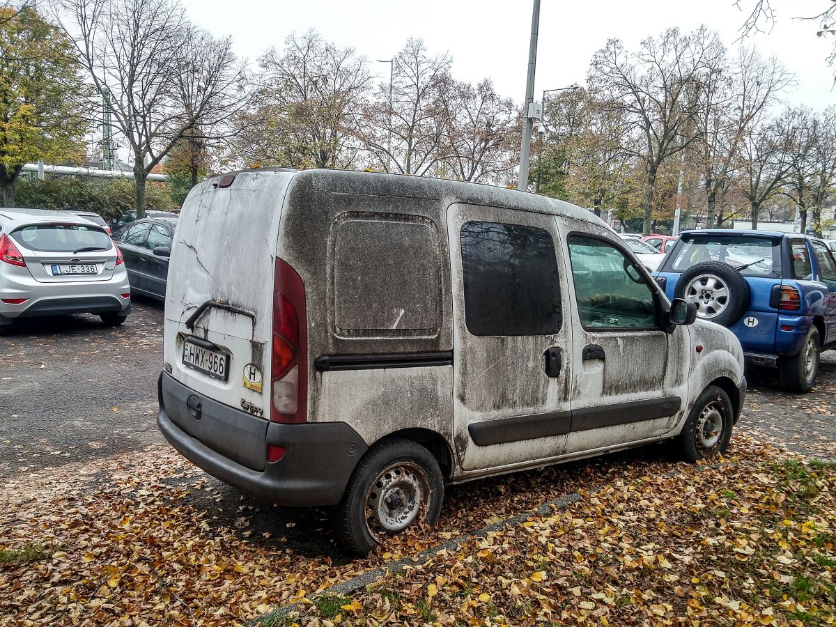 Rückansicht: Renault Kangoo in ziemlich schlechtem Zustand. Foto: 11.2020.