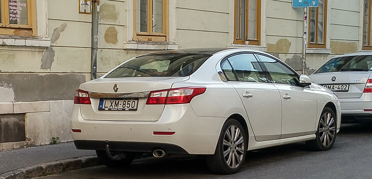 Rückansicht: Renault Latitude fotografiert in Pécs (Ungarn), September, 2019.