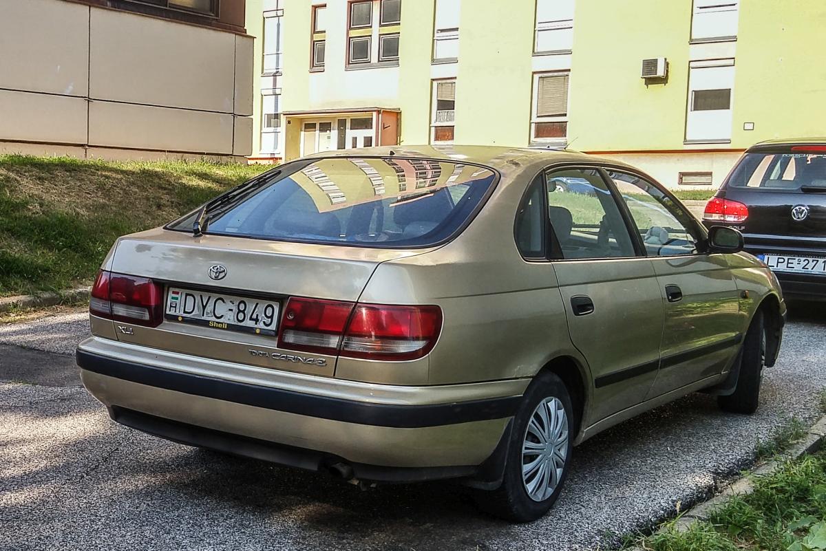 Rückansicht: Toyota Carina E, fotografiert in Pécs (Ungarn) in August 2019.