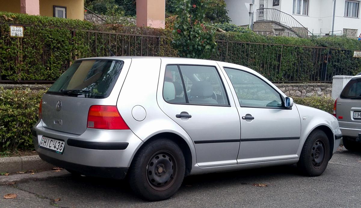 Rückansicht: VW Golf IV in silber. Foto: Oktober, 2019, Pécs, Ungarn.