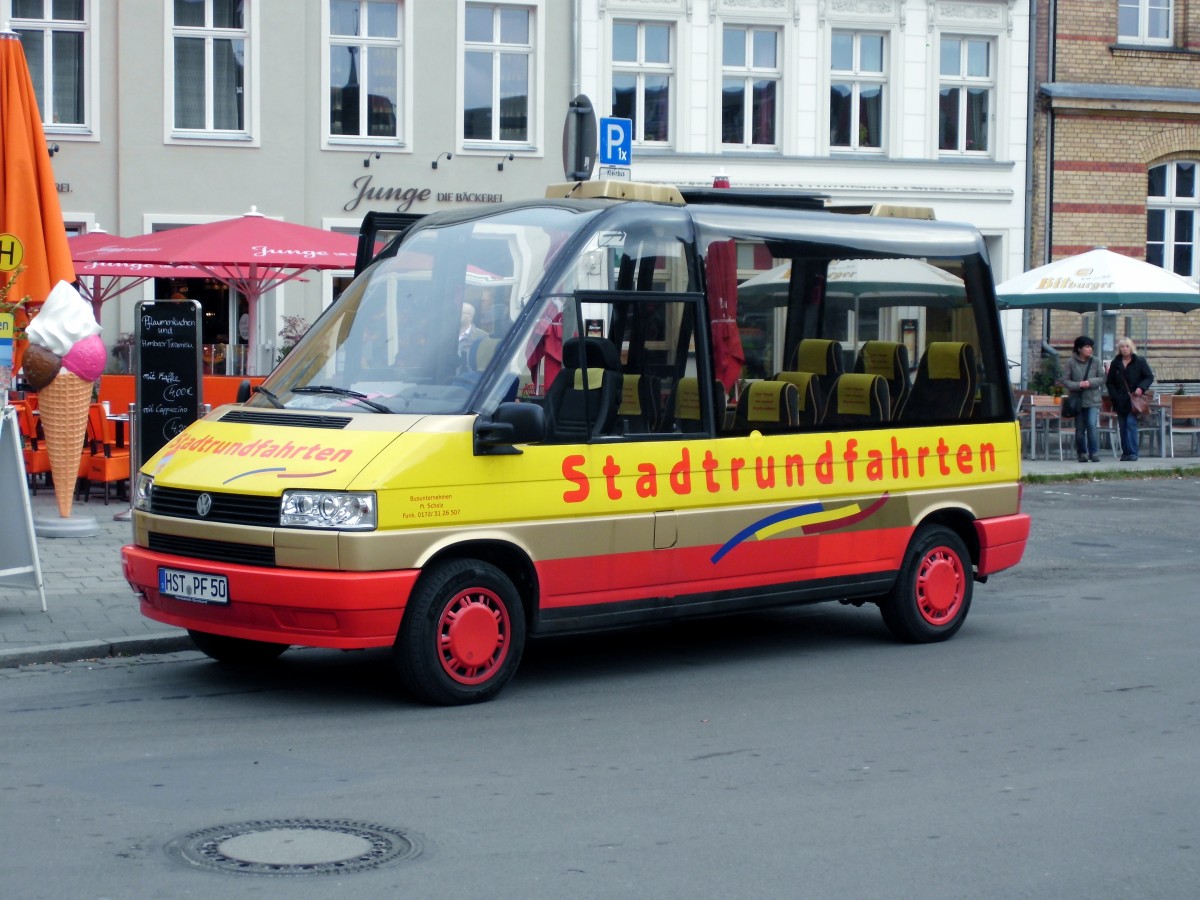 Rundfahrtenbus auf Basis VW T4 in Stralsund im Oktober 2013.