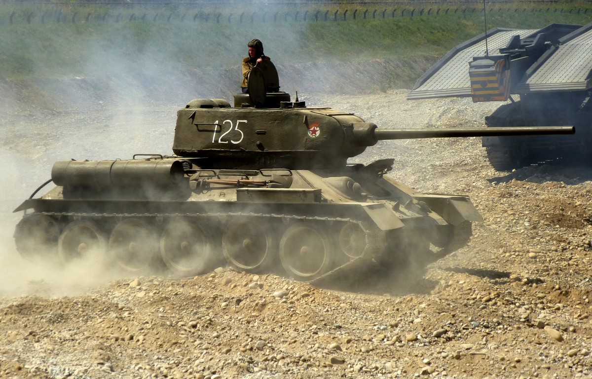 russischer Kampfpanzer T34, bei Vorfhrungen whrend des 6.Internationalen Militrfahrzeugtreffens im Schweizerischen Militrmuseum Full, Juli 2015