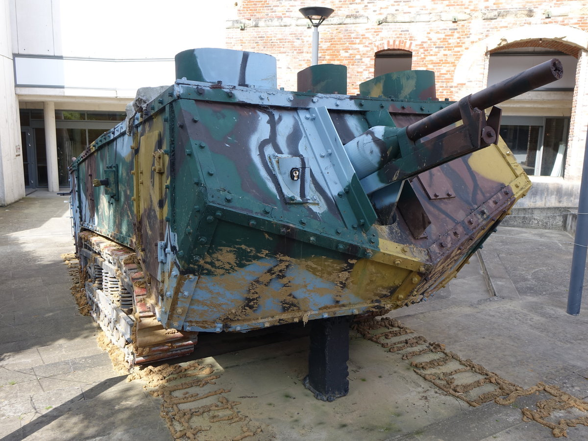 Saint-Chamont Tank von 1917, 23 to Gewicht, 75 mm Kanone, Panhard Motor von 90 PS (15.05.2016)