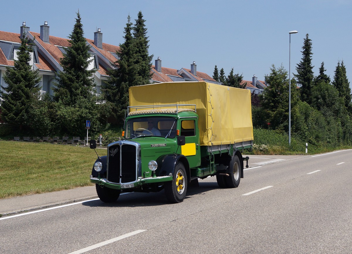 SAURER: Dieser wunderschöne SAURER Lastwagen mit Jahrgang 1952 aus dem Kanton Waadt hat den Fotografen am 3. Juli 2015 im Kanton Bern bei Wiedlisbach überrascht.
Foto: Walter Ruetsch