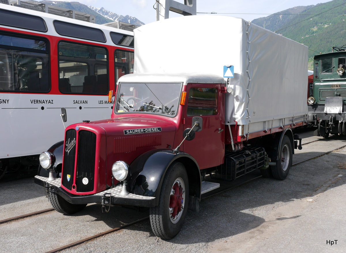 Saurer Oldtimer LKW mit Pritschenaufbau in Martigny am 31.05.2015