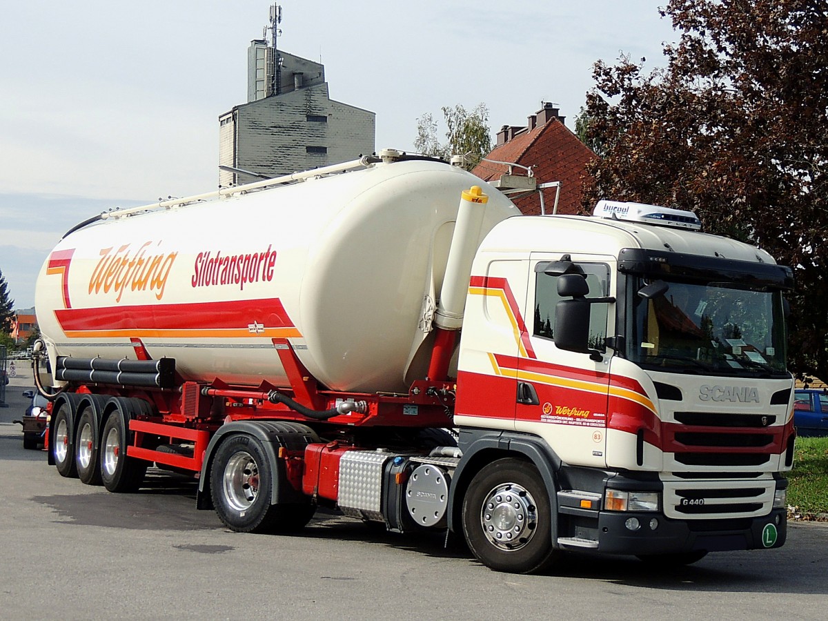 SCANIA-G440 von Werfring-Silotransporte, hat eine Ladung Milchpulver in Ried abgeholt; 131004