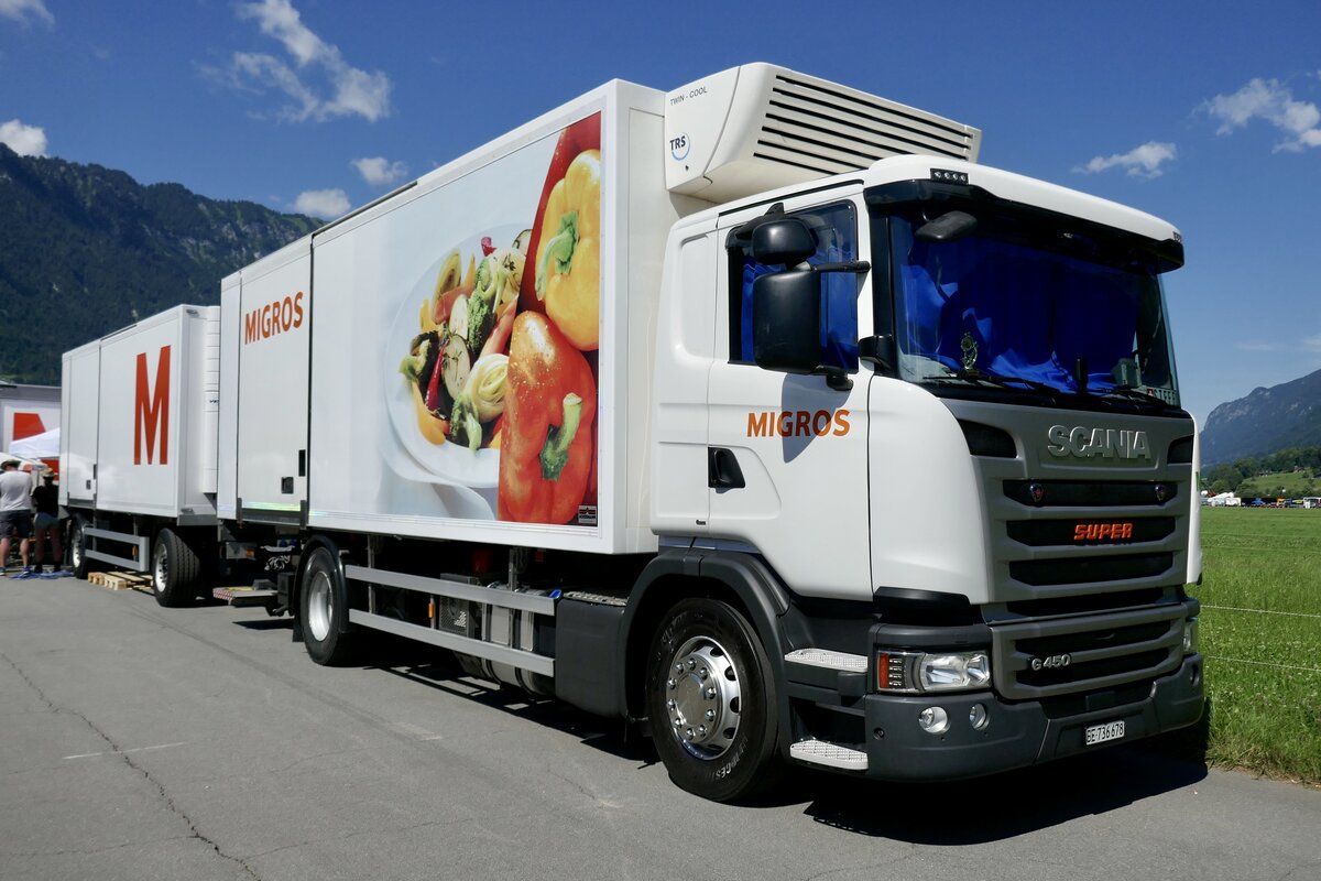 Scania Hängerzug der Migros am 26.6.22 beim Trucker Festival Interlaken.