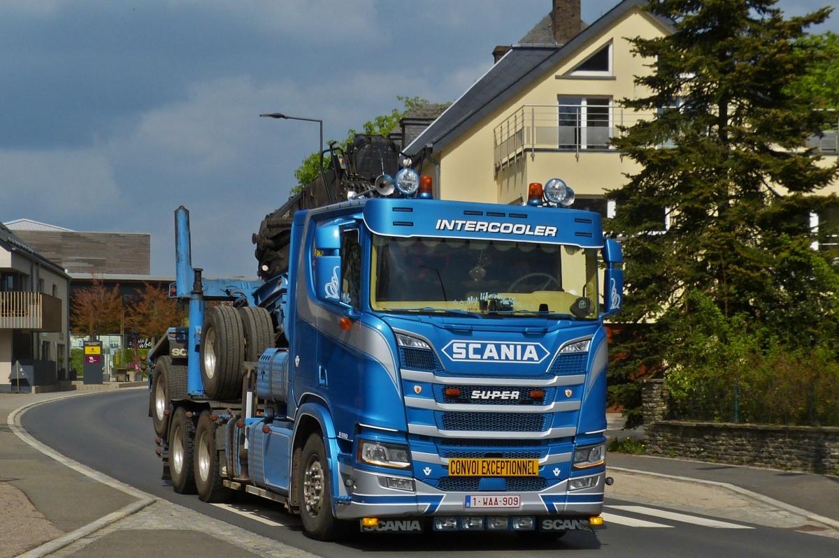 Scania Holztransporter fährt mit dem Heckteil Huckepack an mir vorbei. 04.2022