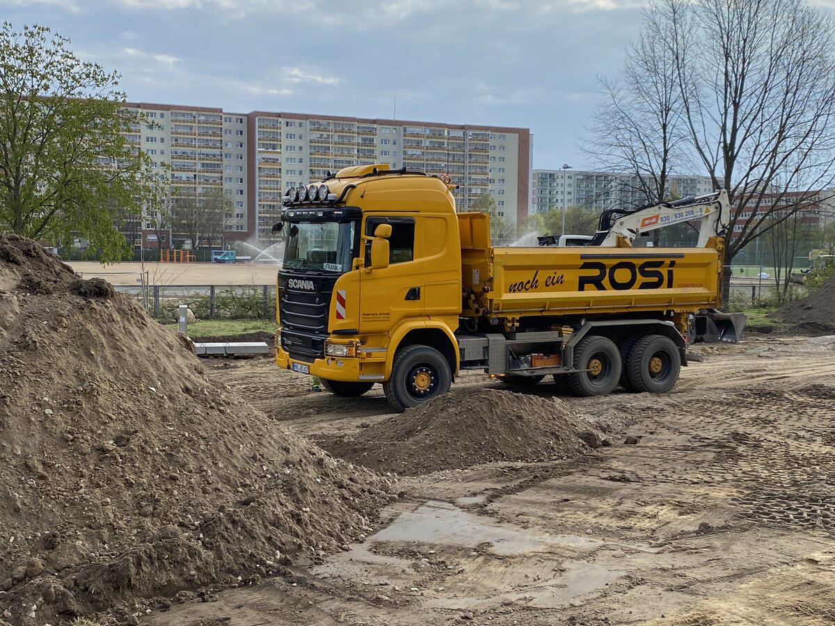 Scania-Kipper der Firma Rosi, Berlin-Marzahn, April 2022.