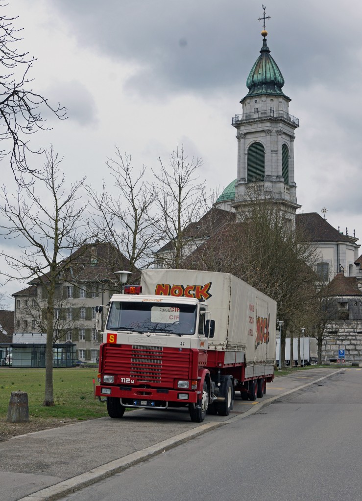 SCANIA M12 im Dienste des CIRKUS NOCK. Die Aufnahme entstand am 29. März 2015 vor der Kulisse der St. Ursen Kathedarle dem Warzeichen der Barockstadt Solothurn.
Foto: Walter Ruetsch