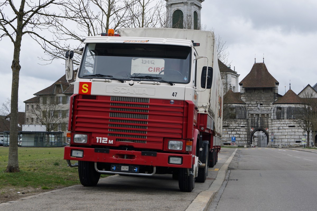 SCANIA M12 im Dienste des CIRKUS NOCK. Die Aufnahme entstand am 29. März 2015 vor der Kulisse des Solothurner Baseltors.
Foto: Walter Ruetsch