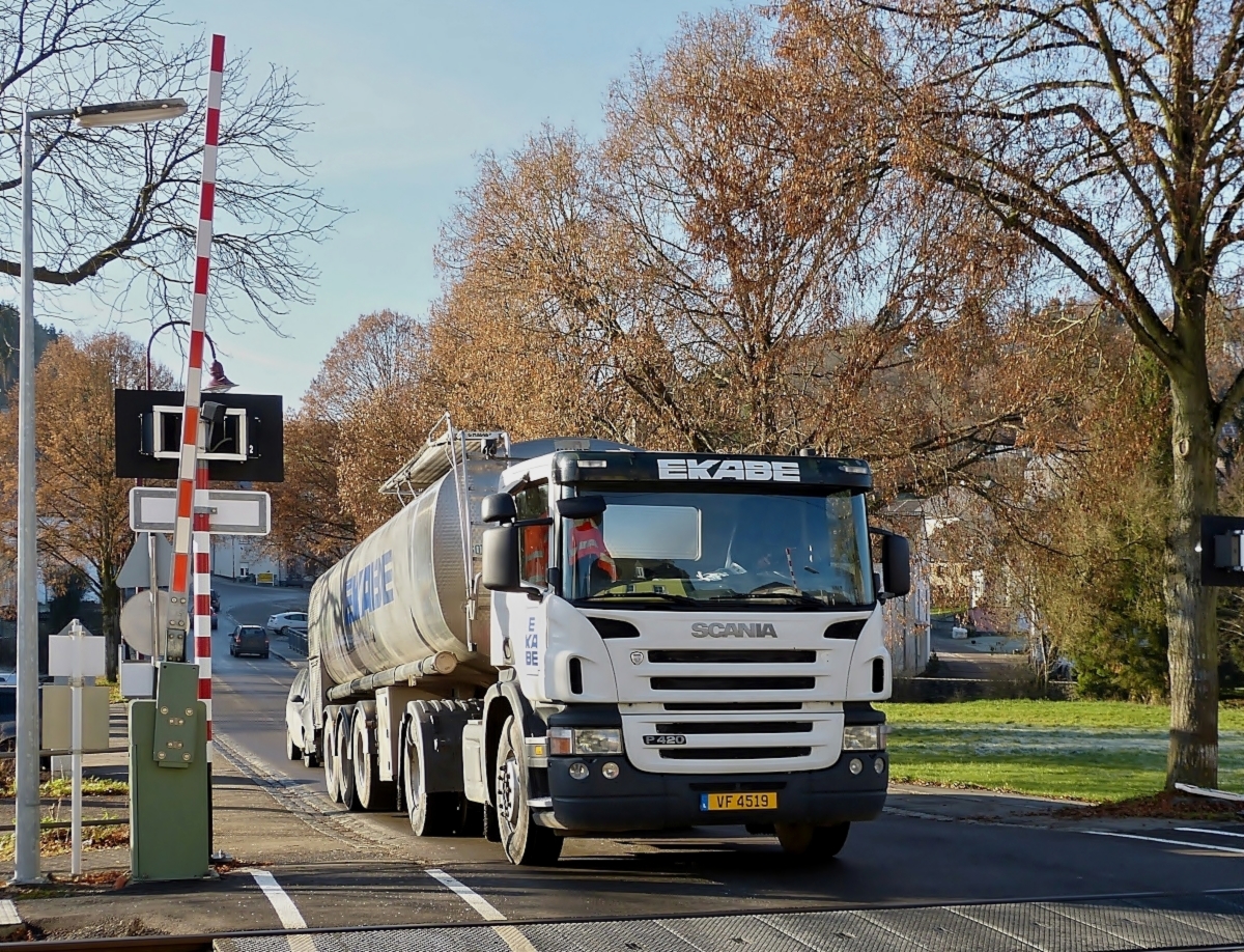 SCANIA P 420 mit Tankauflieger fhrt von Milchbauer zu Milchbauer seiner Genossenschaft um die Milch abzuholen.  16.12.2013