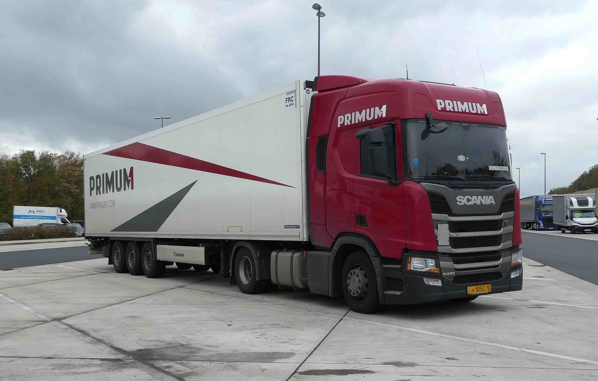 =Scania R 440-Sattelzug der Spedition PRIMUM rastet an der A 7 im Oktober 2018