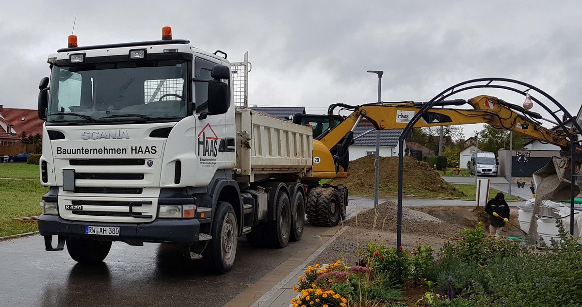 =Scania R 450 vom Bauunternehmen HAAS wird im Oktober 2019 entladen