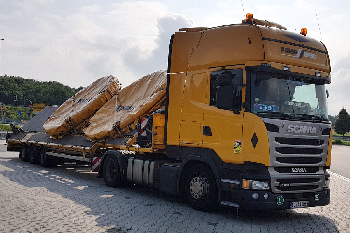 =Scania R 450 von FRIED SPED mit Spezialauflieger steht zur Fahrerpause auf dem Rasthof Fulda Nord, 07-2021