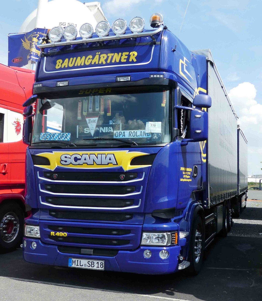 =Scania R 490-Hängerzug der Spedition  BAUMGÄRTNER  steht beim Country-, Trucker- und Streetfoodfestival Fulda im Juli 2017