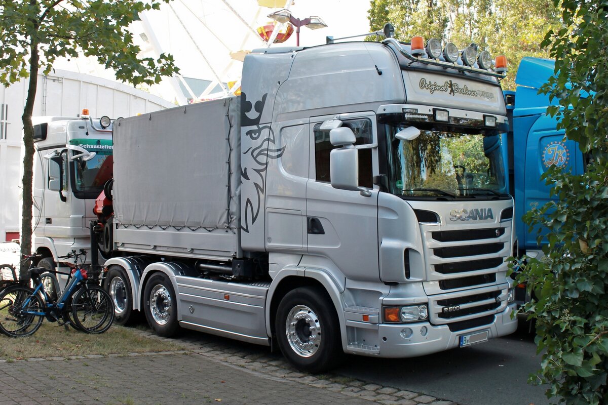 Scania R 500 Truck, hier für den Schaustellerbetrieb im Einsatz. Abgestellt in Teltow-Stadt,  Oktober 2023.