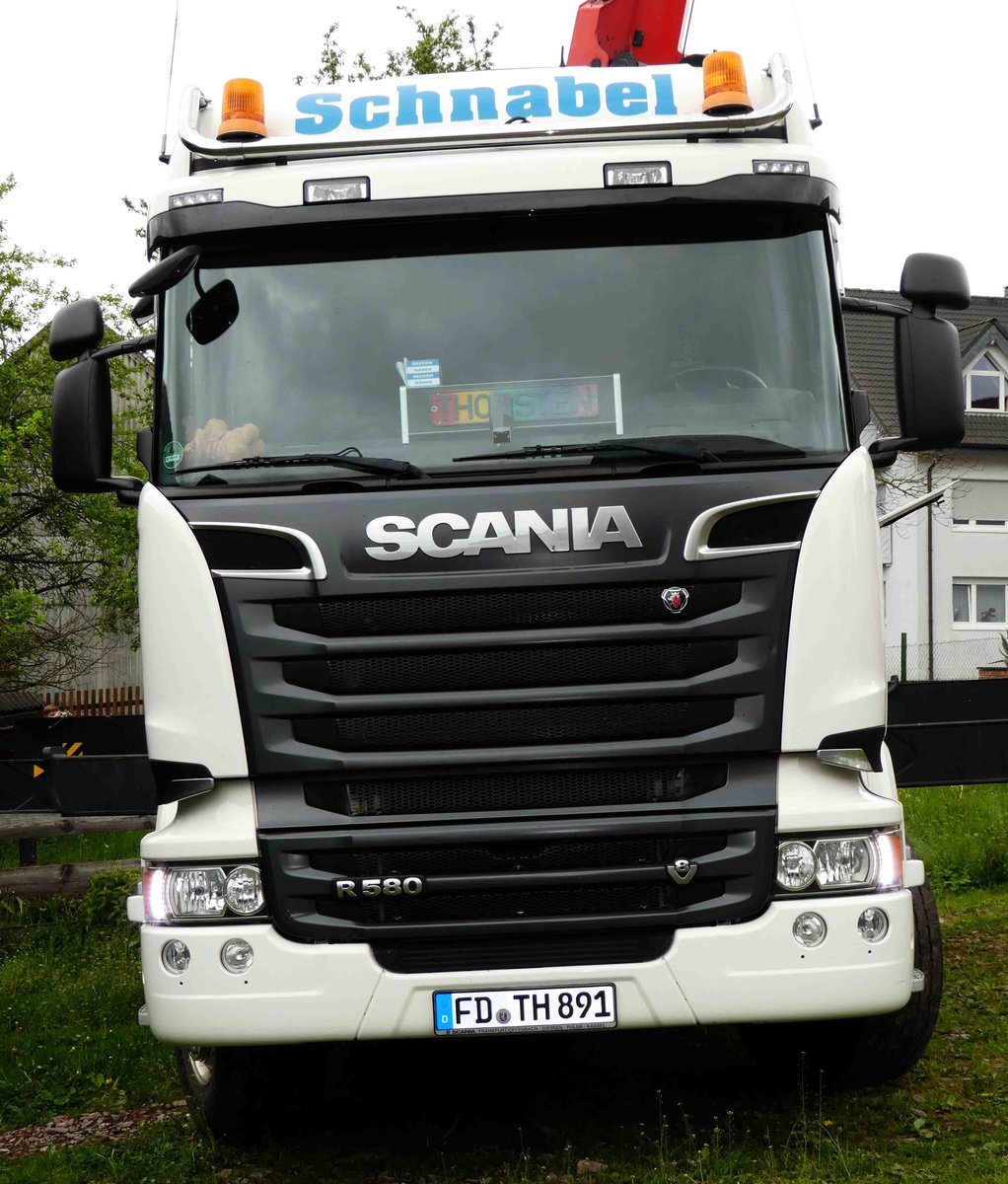 =Scania R 580 steht auf einer Baustelle in Petersberg-Marbach im Mai 2017