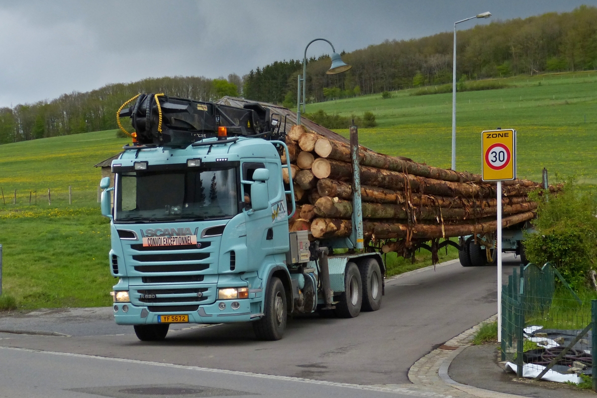 Scania R 620 Holztransporter mit Langholz beladen, fährt von einer Nebenstraße auf die Hauptstraße ein. 05.2018