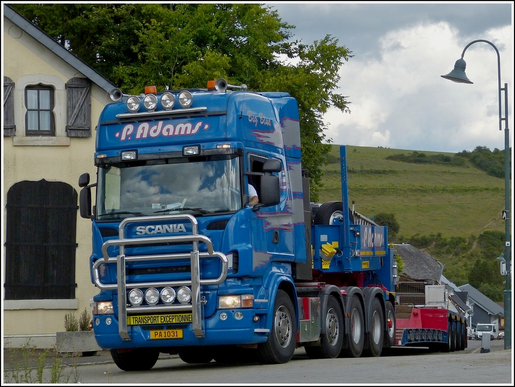 Scania R 620 Schwerlastsattelzug, ist zugelassen um Transporte bis 180 T zu transportieren. gesehen am 19.08.2013.  Gru an den freundlichen Fahrer und Beifahrer. 