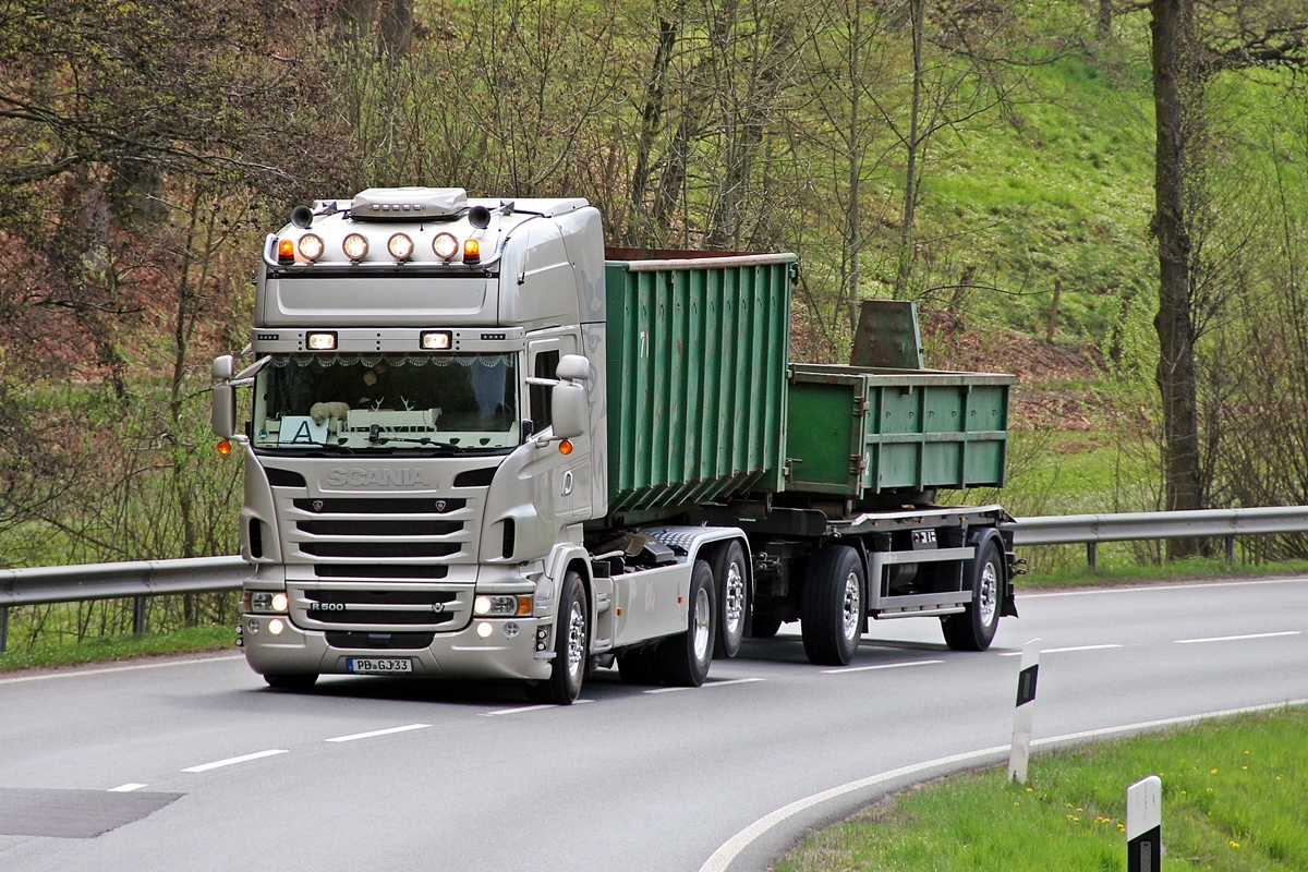Scania R500 V8 Topline mit Abrollcontainer unterwegs auf der B450 am Twistesee. 26.04.2013
