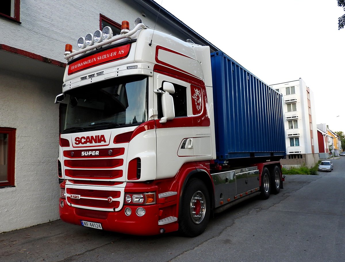 SCANIA-R620 mit 20Fuß-Container in Solvaer; 160721