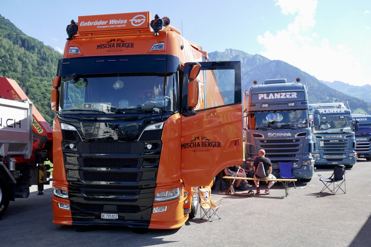 Scania Sattelschlepper von Gebrüder Weiss, betrieben durch Mischa Berger Transporte am 26.6.22 beim Trucker Festival Interlaken.