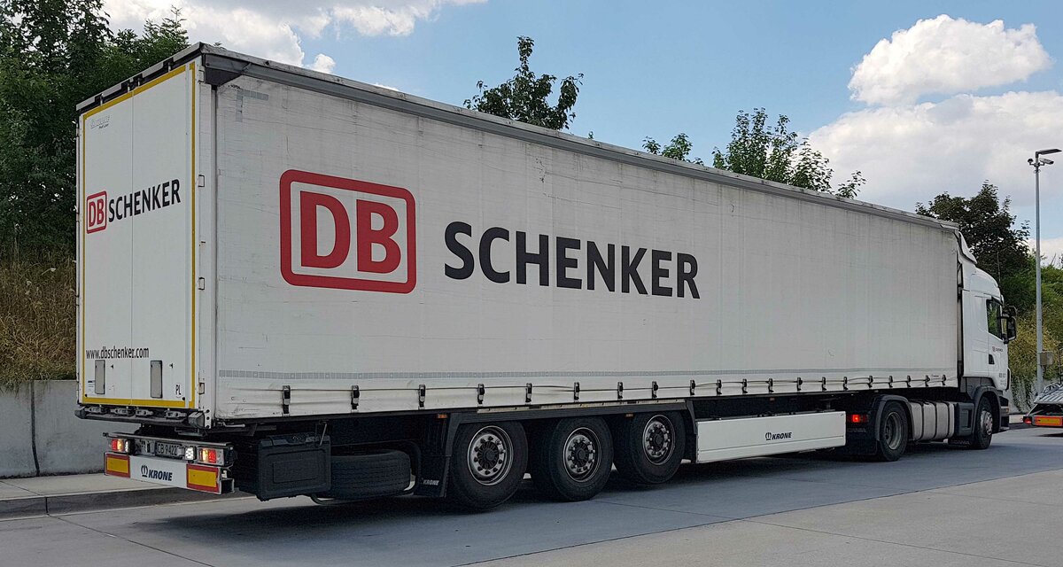=Scania Sattelzug von DB SCHENKER rastet im Juli 2022 an der A 9