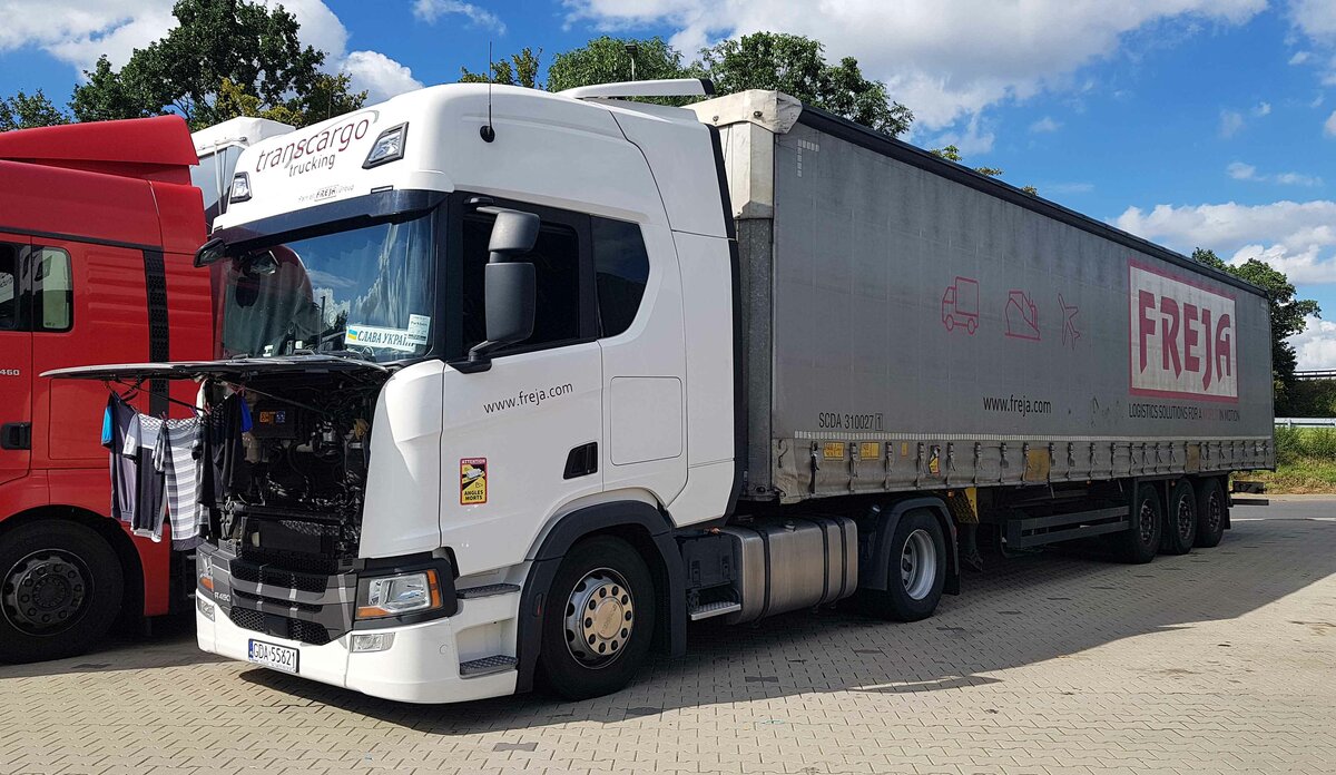 =Scania-Sattelzug der Spedition FREYA steht auf der Rastanlage Fulda-Nord, 09-2023