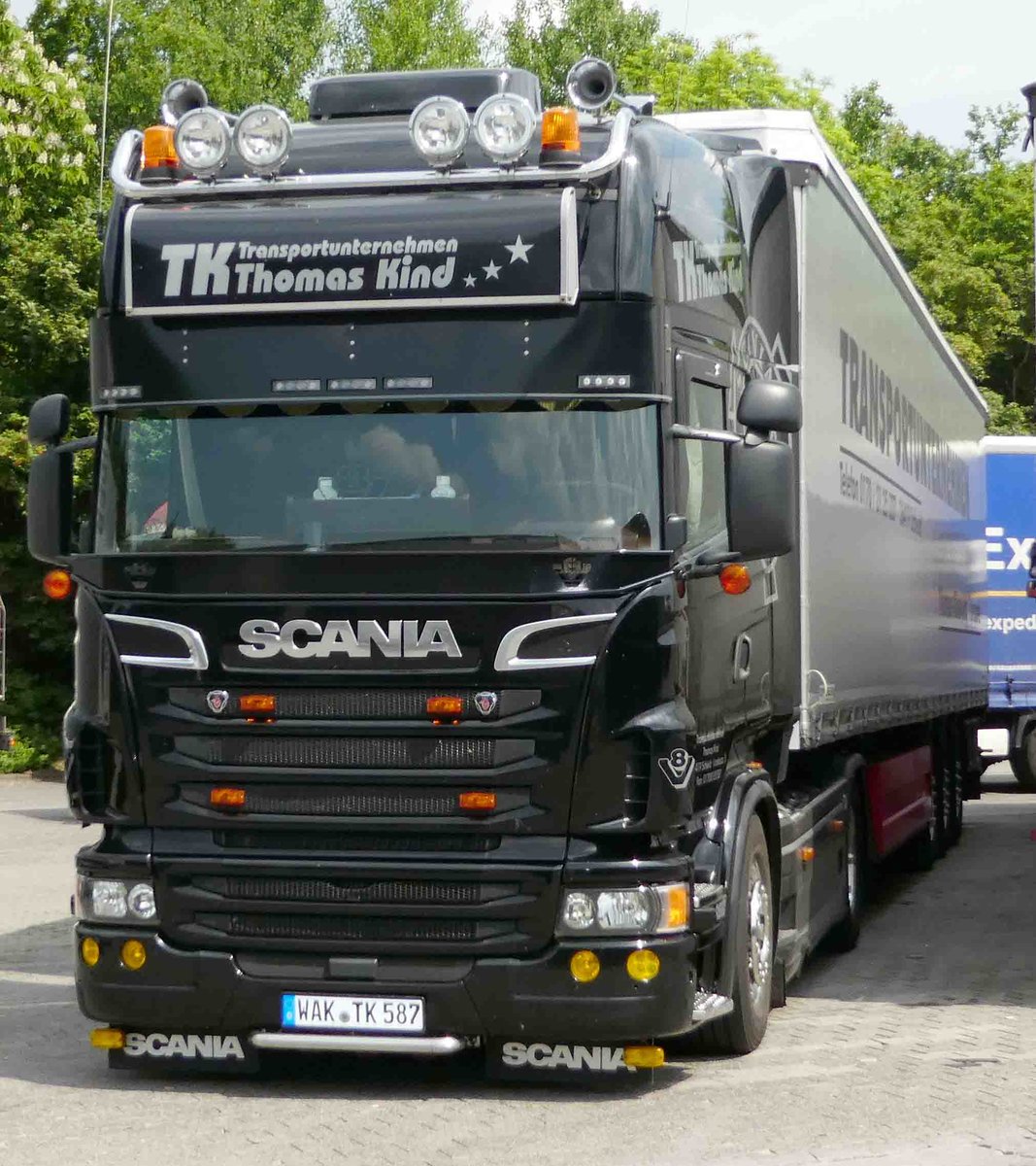 =Scania-Sattelzug der Spedition KIND steht im Mai 2018 am Rasthof Fulda-Nord