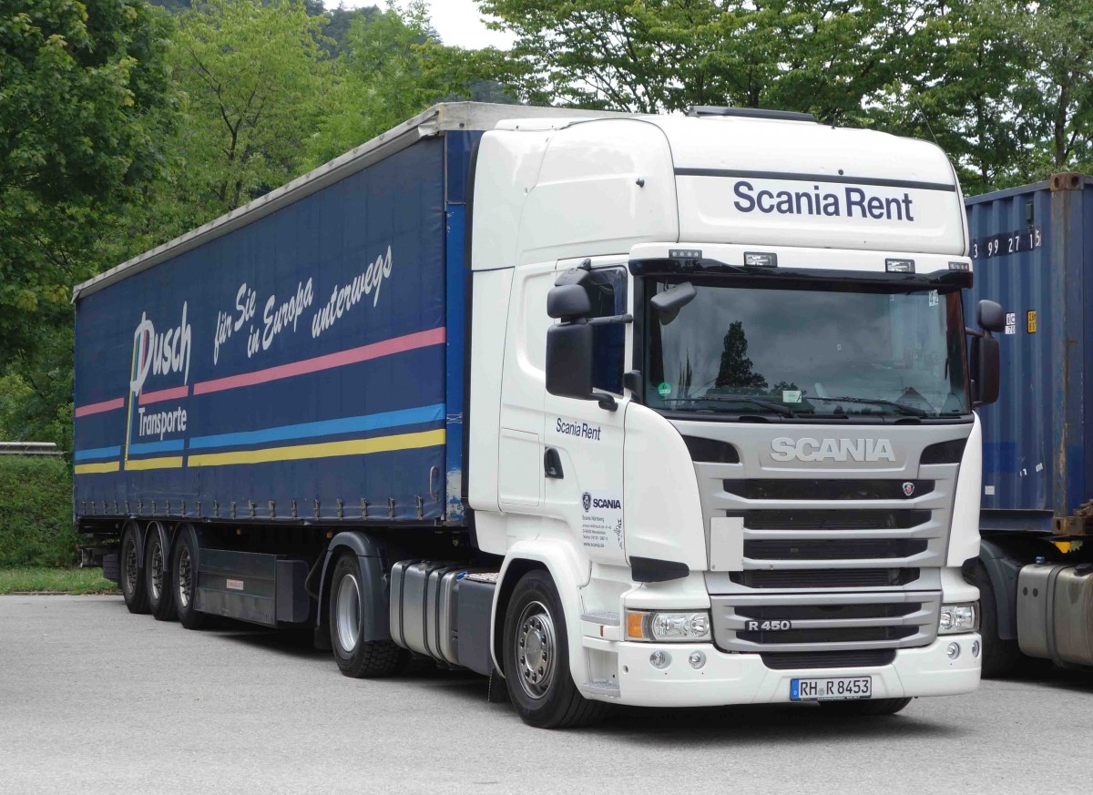 Scania von Scania-Rent mit einem Sattelauflieger der Firma  DUSCH , gesehen auf einem Parkplatz in Bad Reichenhall im Juli 2015