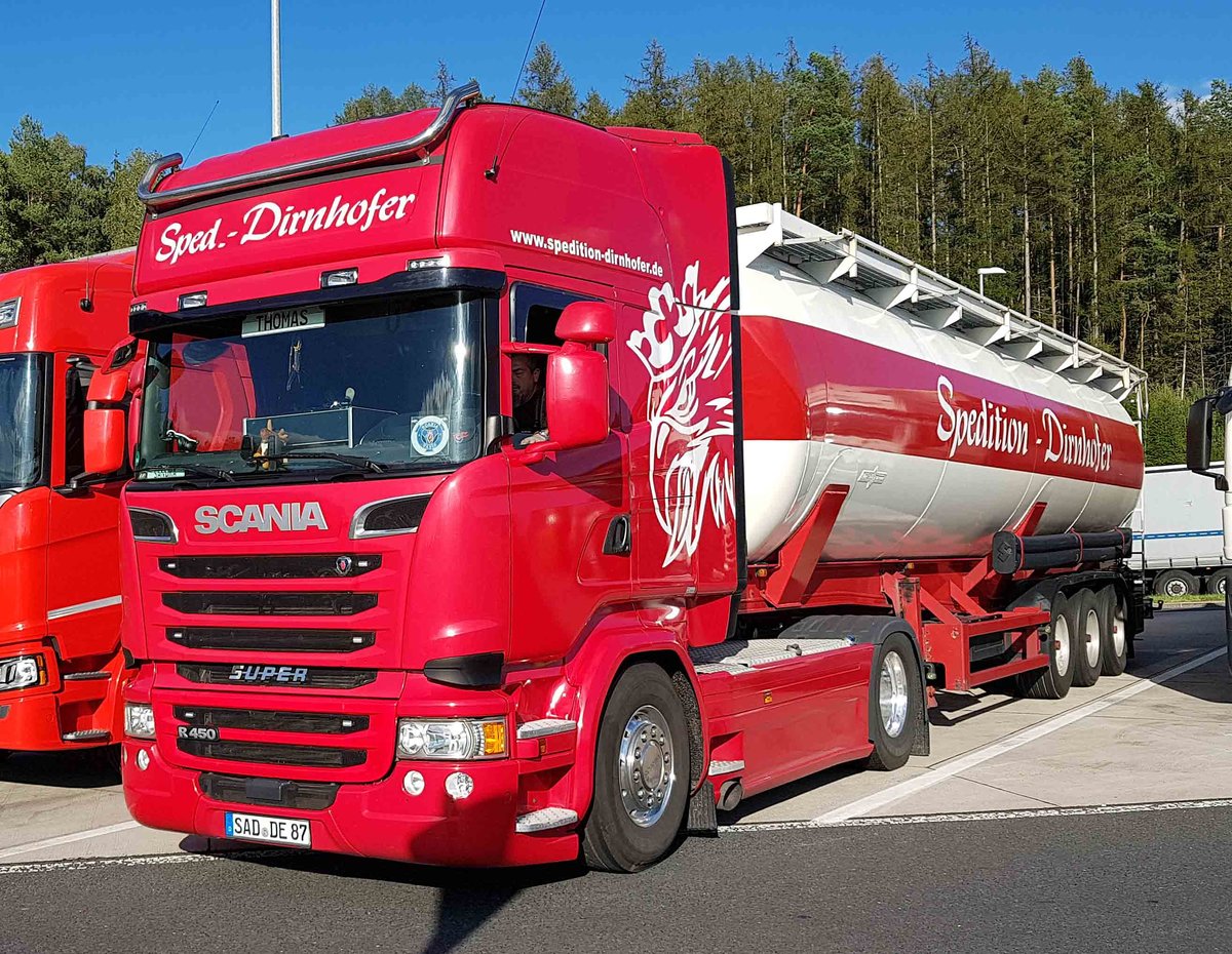=Scania Super R 450 der Spedition DIRNHOFER rastet an der A 7. Viele Grüße an den hilfsbereiten Fahrer Thomas! 08-2020