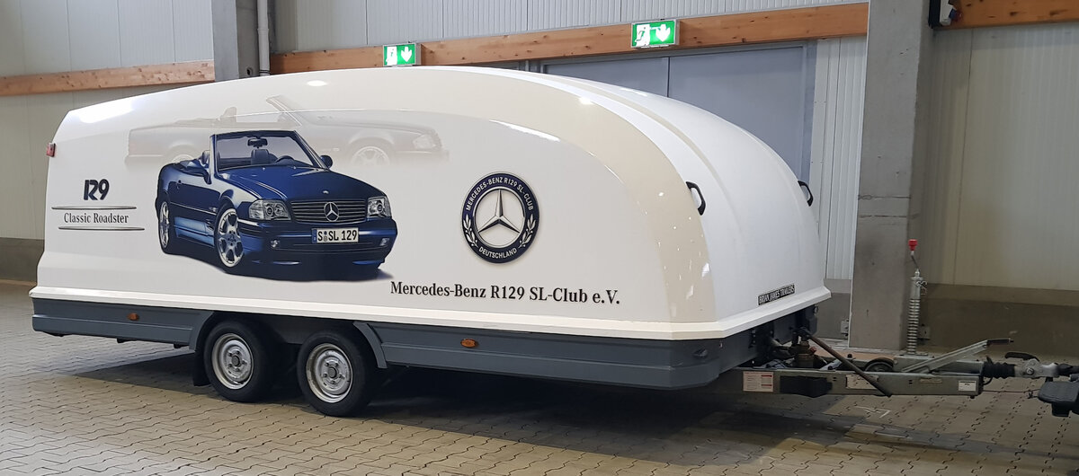 =Schätzchentransporter vom MB R 129 SL-Club, steht in der Ausstellungshalle der Technorama 2023 in Kassel