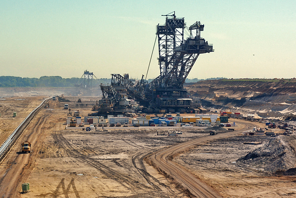 Schaufelradbagger im RWE-Tagebau-Inden. Von den 5 Baggern im Tagebau Inden werden jährlich ca. 22 Mio. t Braunkohle gefördert, die ausschließlich im Kraftwerk Weisweiler  verheizt   werden. 19.05.2014