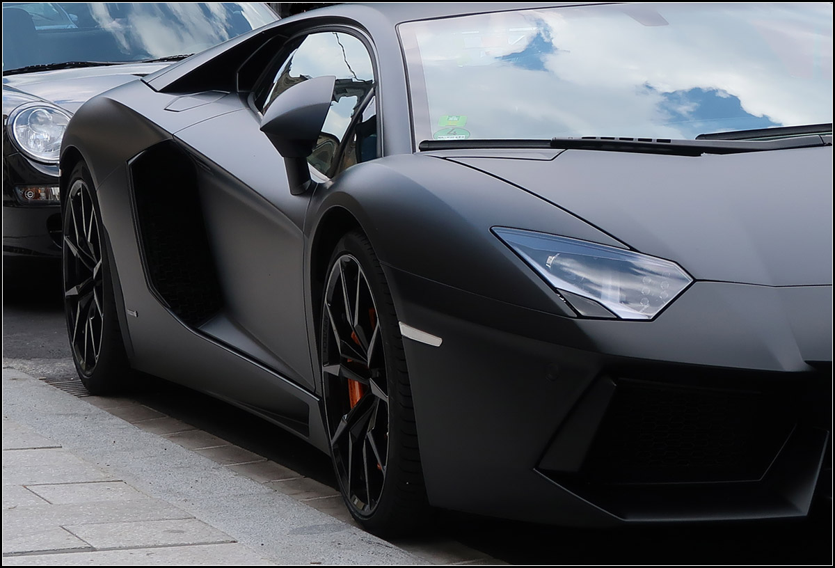 Schrägansicht der Fahrzeugseite -

... oder schwierige Rahmenbedingungen haben zu einem ungewöhnlichen Schnitt geführt.

Die matt-schwarze Lackierung steht dem Lamborghini sehr gut.

08.07.2017 (M)